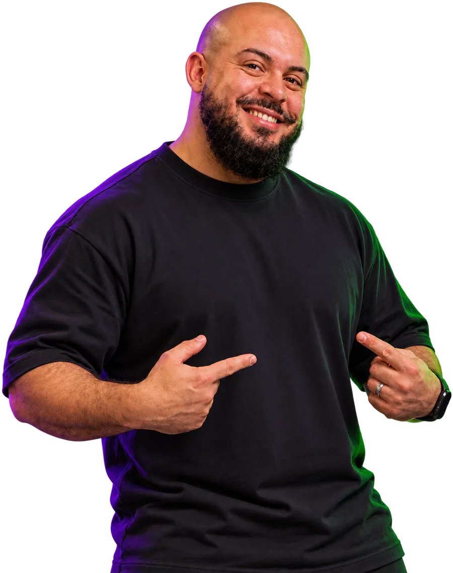 Pedro Suliano sorrindo, de camiseta preta